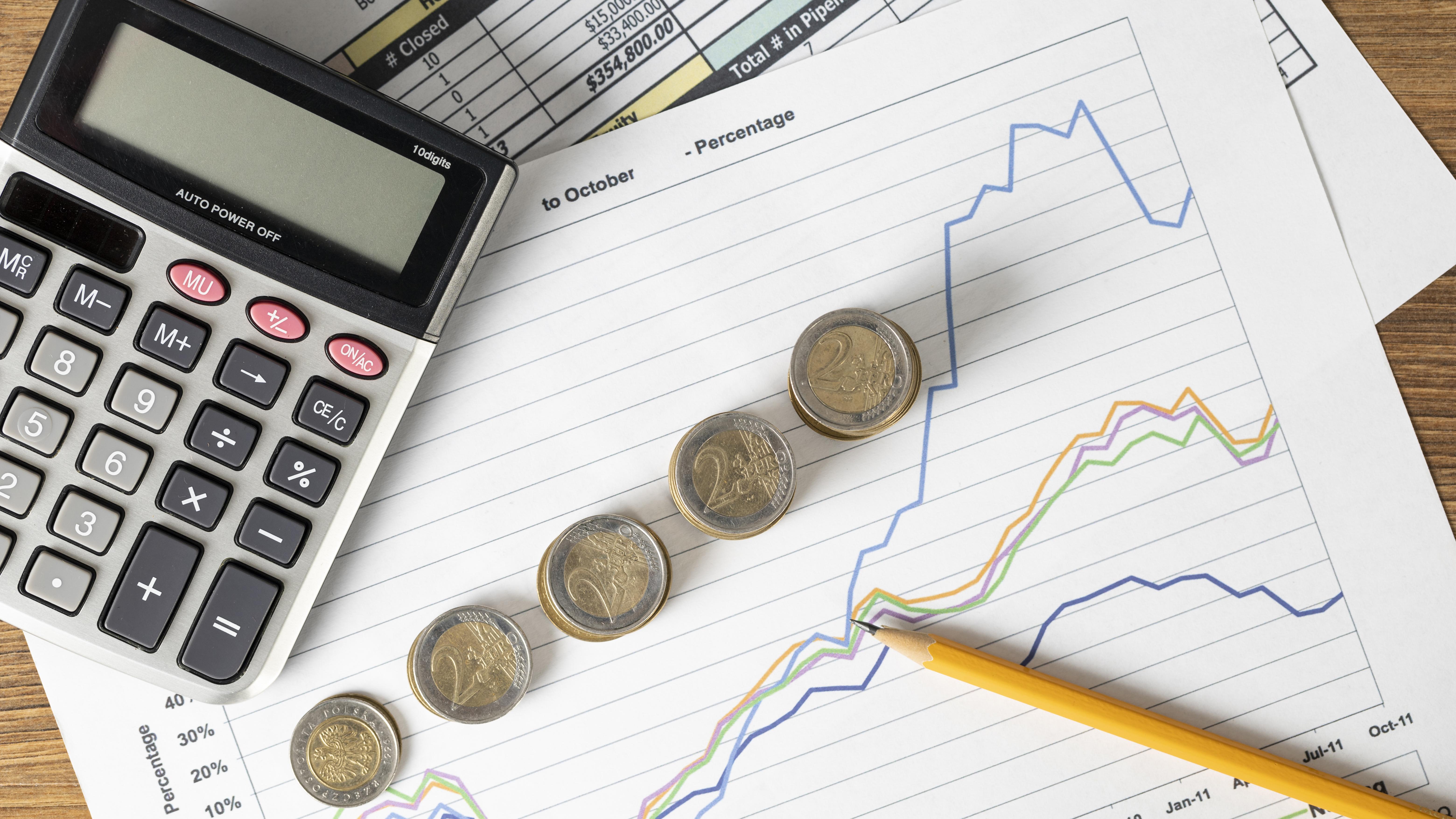ماشین حساب در چپ و گزارش سود و زیان نموداری در سمت راست